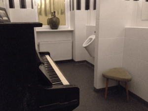 Piano auf dem Herrenklo